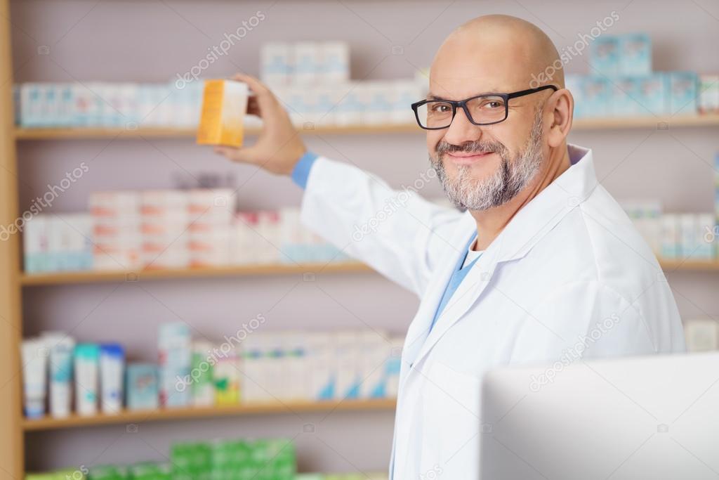 Friendly pharmacist dispensing medicine — Stock Photo © racorn 100567968
