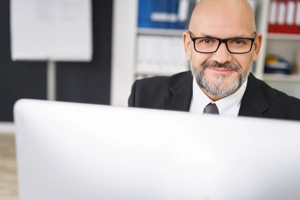 Säker mogna affärsman arbetar vid dator — Stockfoto