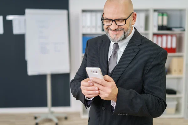 Geschäftsmann liest eine SMS — Stockfoto