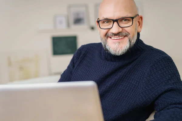 Vänlig medelålders man med ett bockskägg och glasögon — Stockfoto