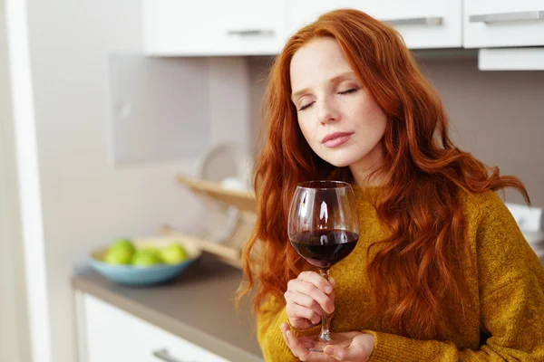 Mujer joven y bonita relajándose con una copa de vino — Foto de Stock