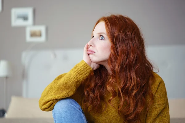 Bella giovane donna con un'espressione cupa — Foto Stock