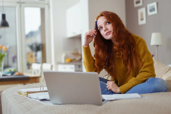 Bella giovane studente che lavora a casa — Foto Stock