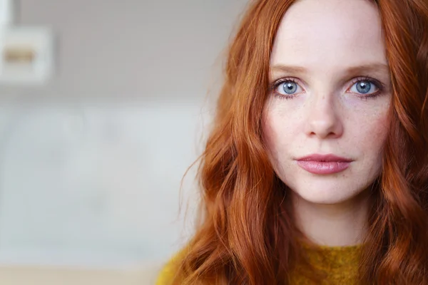 Prachtige jonge redhead vrouw — Stockfoto