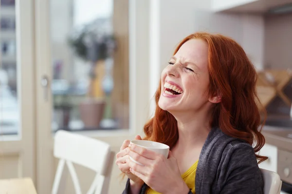 Spontaniczna młoda kobieta ciesząca się dobrym śmiechem — Zdjęcie stockowe