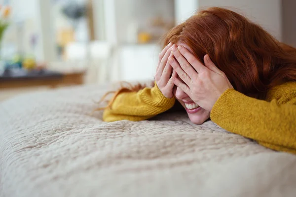 Verschmitzte junge Frau bedeckt ihre Augen — Stockfoto