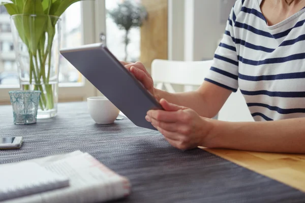 Donna che utilizza computer Tablet al tavolo da cucina — Foto Stock