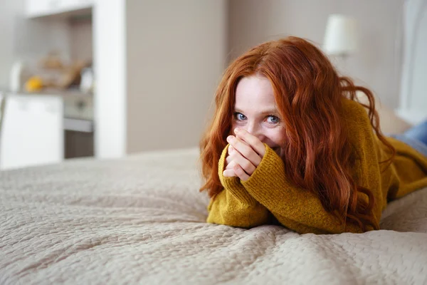 Jeune femme espiègle gloussant à elle-même — Photo