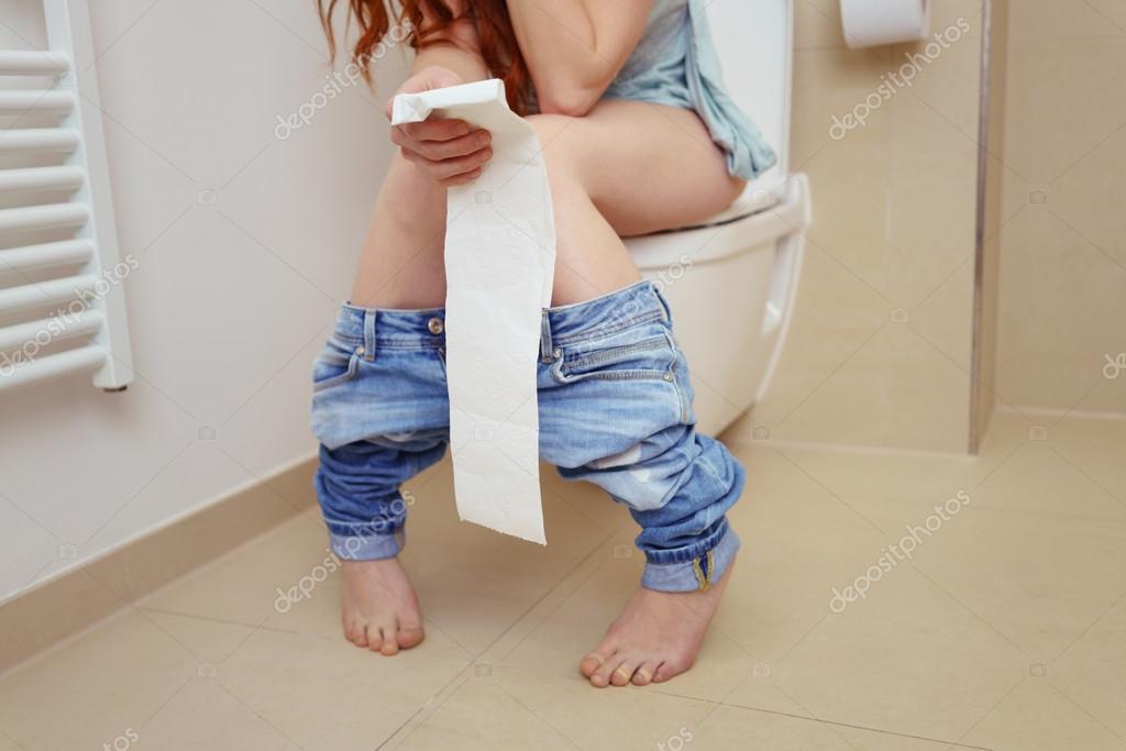 Fotos de Mujer sentada en el inodoro, Imágenes de Mujer sentada en el  inodoro ⬇ Descargar | Depositphotos