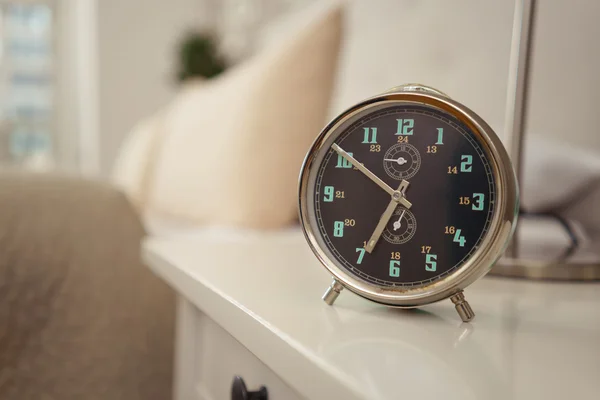 Reloj despertador listo para una llamada de despertador temprano en la mañana — Foto de Stock