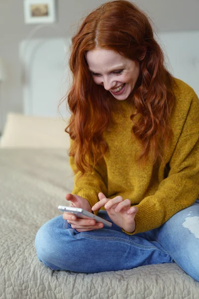 Mujer joven escribiendo un mensaje de texto — Foto de Stock