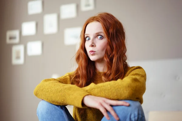 Pretty woman looking suspiciously at the camera — Stock Photo, Image