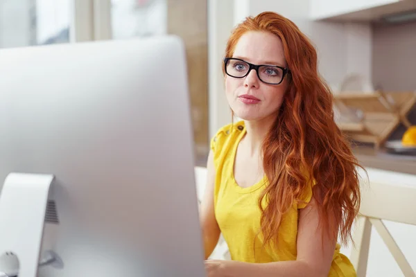 Seriöser Erwachsener arbeitet am Computer — Stockfoto