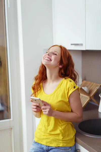 Mujer joven sonriendo con alegría y felicidad —  Fotos de Stock