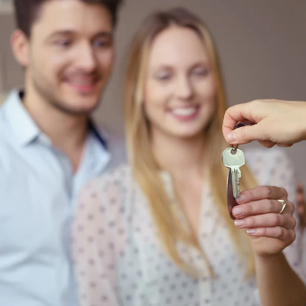 Makelaar overhandigen aan een aantal sleutels — Stockfoto