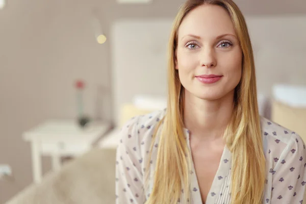 Aantrekkelijke jonge blonde vrouw met een stille glimlach — Stockfoto