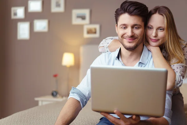 Ungt par beter internet tillsammans — Stockfoto