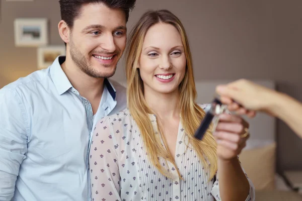 Casal recebendo as chaves de sua nova casa — Fotografia de Stock