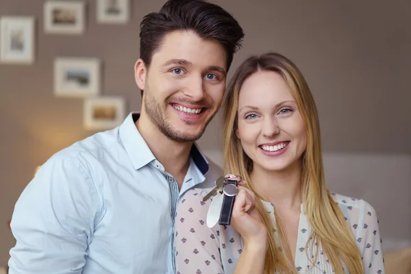 Feliz pareja joven emocionada con llaves — Foto de Stock