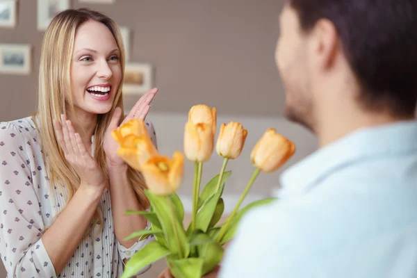 Freudige junge Frau klatscht in die Hände — Stockfoto