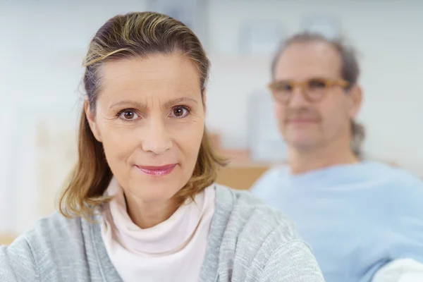 Attraente donna di mezza età rilassante a casa — Foto Stock