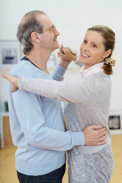 Glückliches Paar mittleren Alters entspannt tanzen — Stockfoto