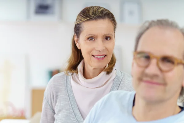 Seniorenpaar sitzt drinnen zusammen — Stockfoto