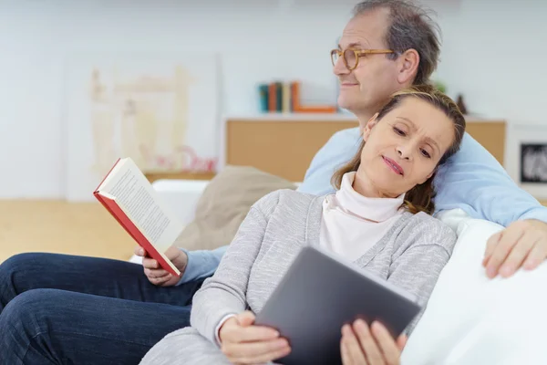 Pareja de mediana edad disfrutando de un descanso relajante — Foto de Stock