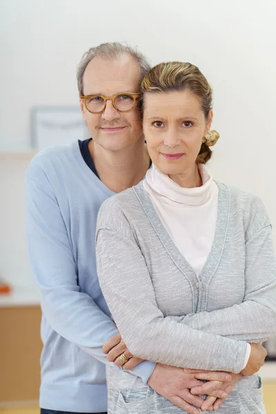 Cariñosa pareja de mediana edad — Foto de Stock