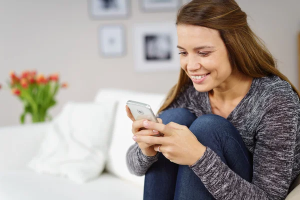 Hichující se žena pomocí telefonu — Stock fotografie