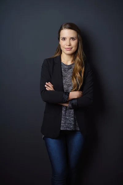 Confident attractive young woman with folded arms — Stock Photo, Image