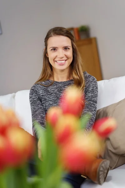 Mulher sorridente adorável com buquê — Fotografia de Stock