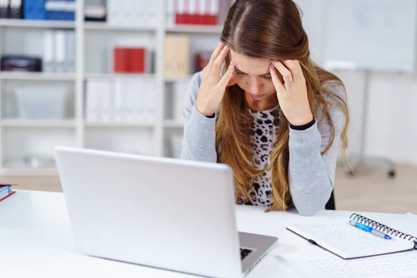 Gestresste Büroangestellte hält den Kopf hin — Stockfoto