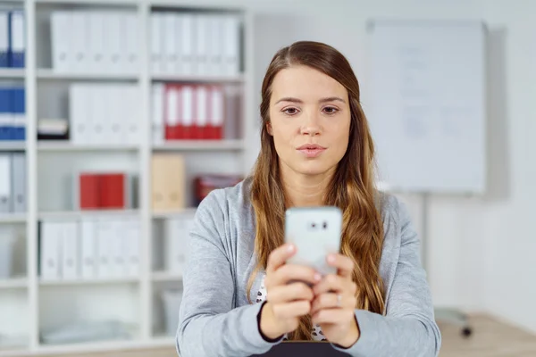 Söt kvinna tar självporträtt i Office — Stockfoto