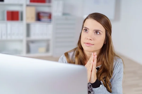 Giovane donna con palme insieme a computer — Foto Stock