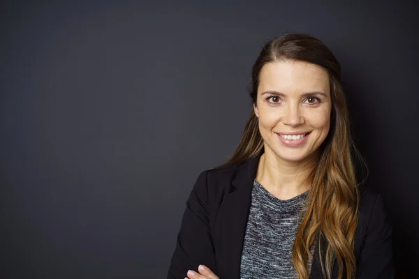 Mujer en blazer oscuro con expresión encantada — Foto de Stock