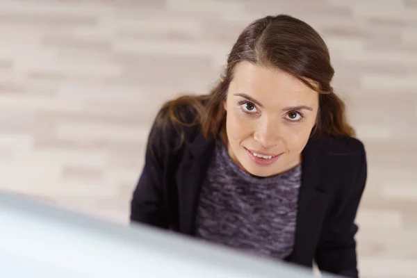 Schattige vrouw in grijs en zwart opzoeken — Stockfoto