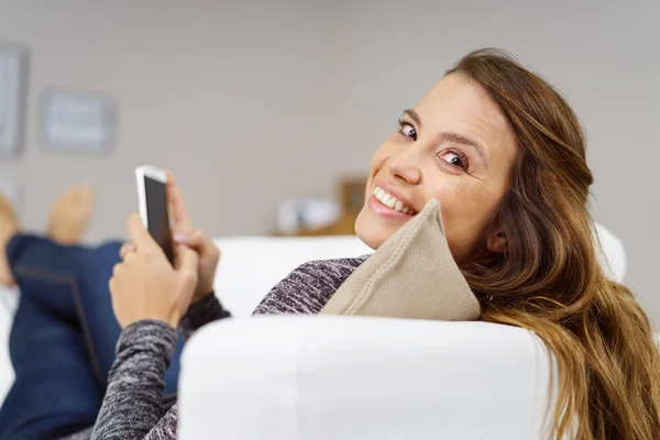 Amigável jovem mulher com um lindo sorriso — Fotografia de Stock