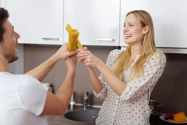 Fånigt par svärd slåss med pasta — Stockfoto