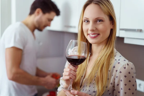 Sonriente mujer amigable bebiendo vino tinto — Foto de Stock