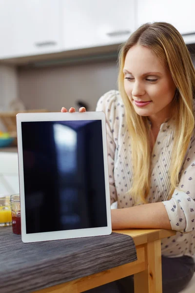 Black tablet computer and woman table — Stockfoto