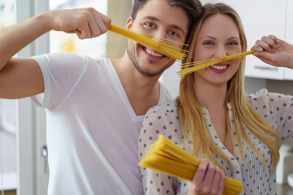 Homme et femme drôles jouant avec la nourriture — Photo