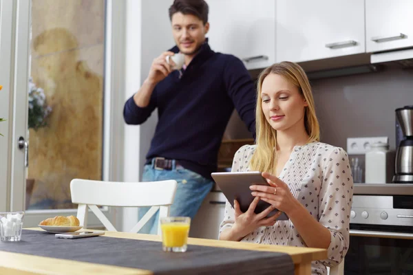 Mujer atractiva leyendo una tableta —  Fotos de Stock