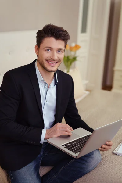 Handsome businessman traveling on the job — Stock Photo, Image