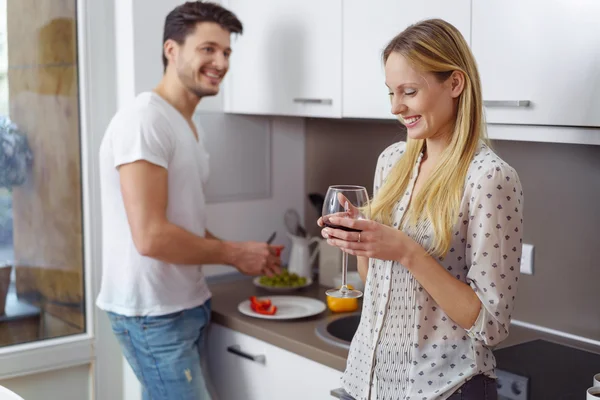 Gelukkige man en vrouw drinken wijn — Stockfoto