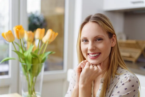 Mulher bonita feliz com um sorriso lindo — Fotografia de Stock