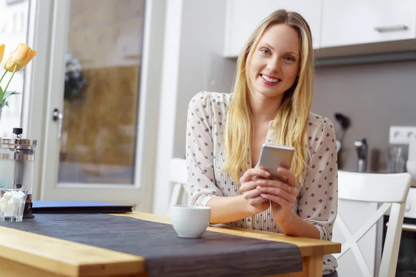 Hübsche junge Frau entspannt sich in einer Küche — Stockfoto