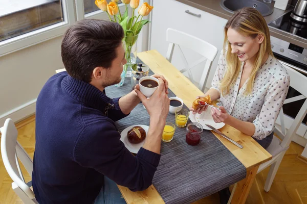 Junge Mann und Frau beim Frühstück — Stockfoto
