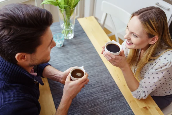 Couple enjoying a cup of coffee together — Stock Photo, Image