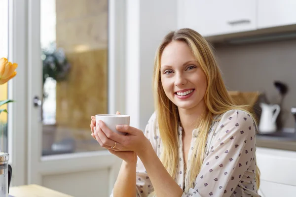 Souriant jolie femme relaxant avec du café — Photo